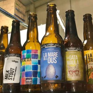 Ampolles de cervesa buides després d'una degustació visita a la fàbrica