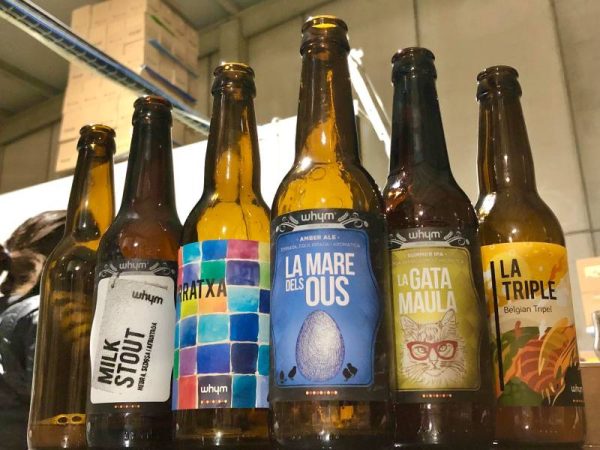 Ampolles de cervesa buides després d'una degustació visita a la fàbrica